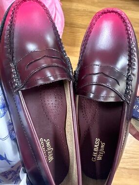 & Co. Men’s Burgundy Weejuns Penny Loafers